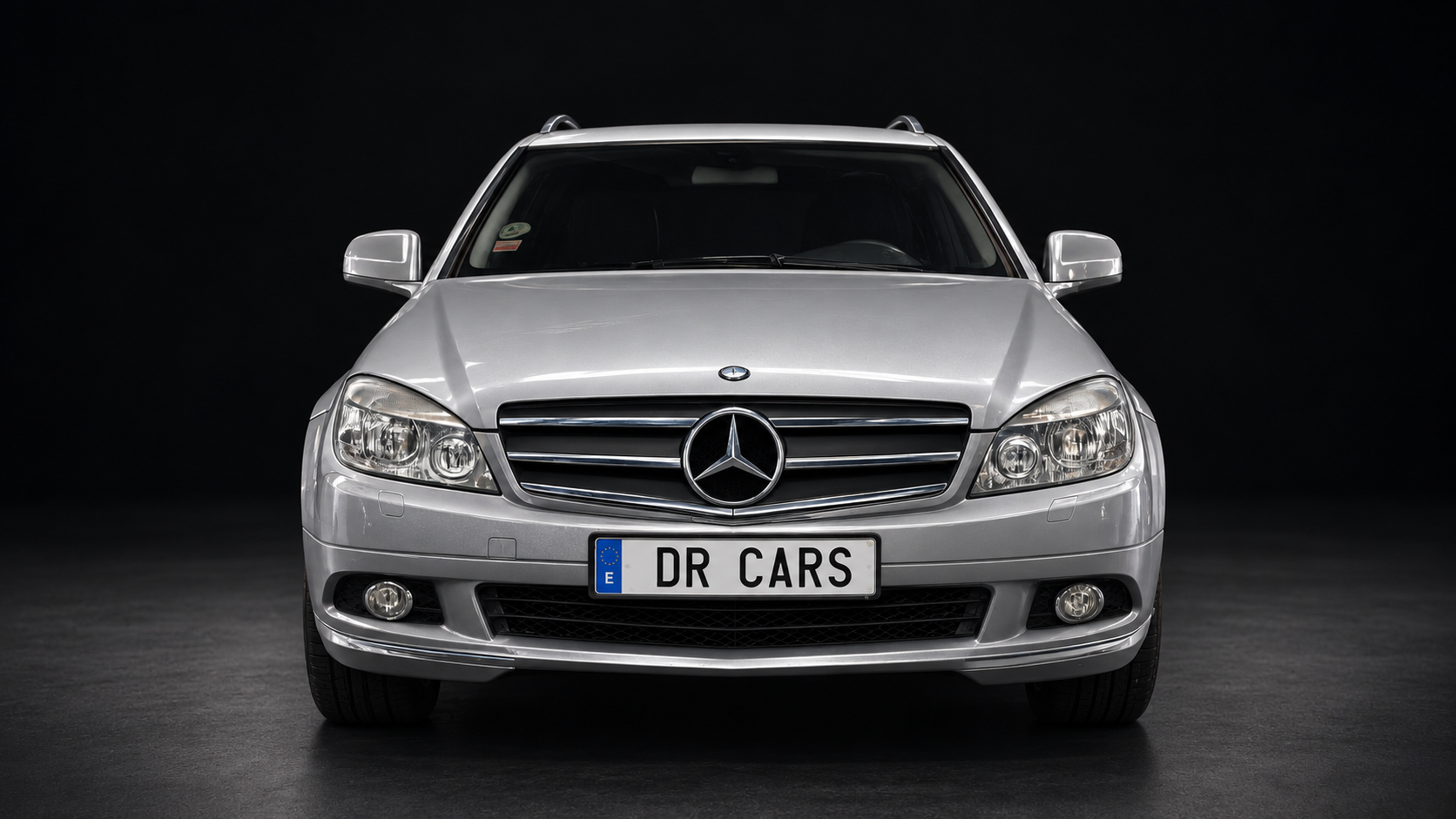 Vista frontal ilustrativa del Mercedes, con placa DR CARS