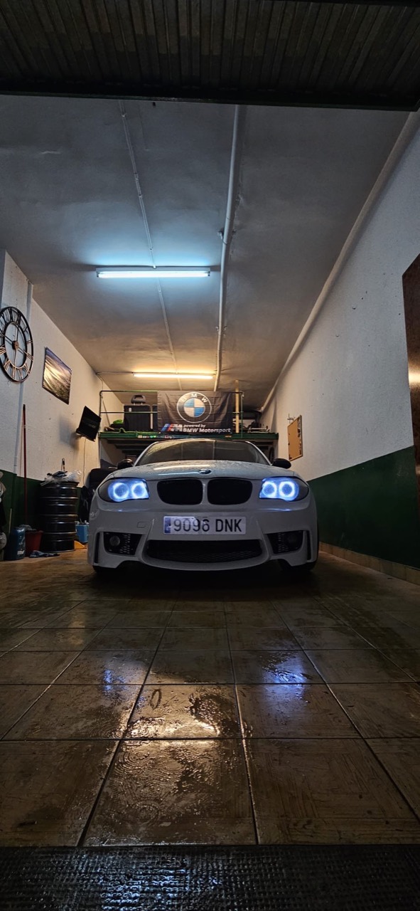 BMW blanco de frente en el garaje