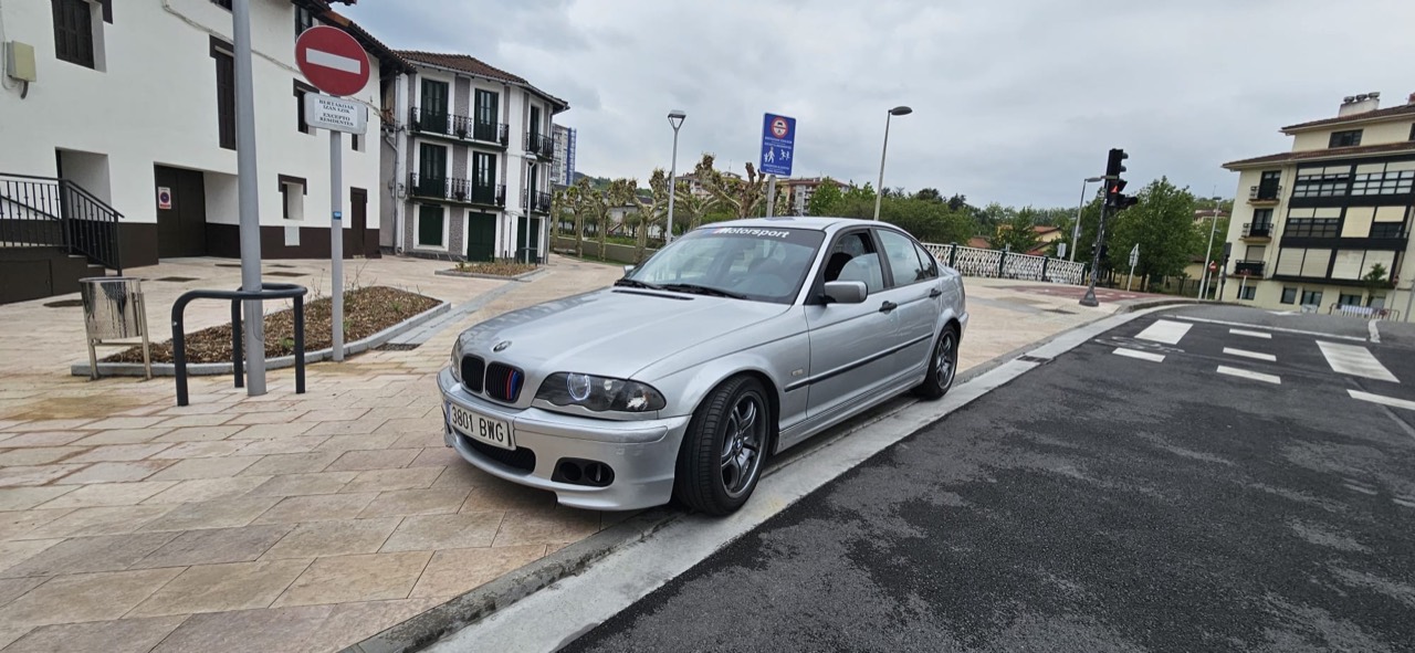 BMW plateado visto de tres cuartos en la calle
