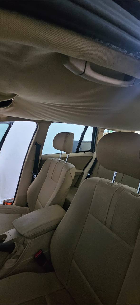 Techo interior con tela despegada antes del trabajo